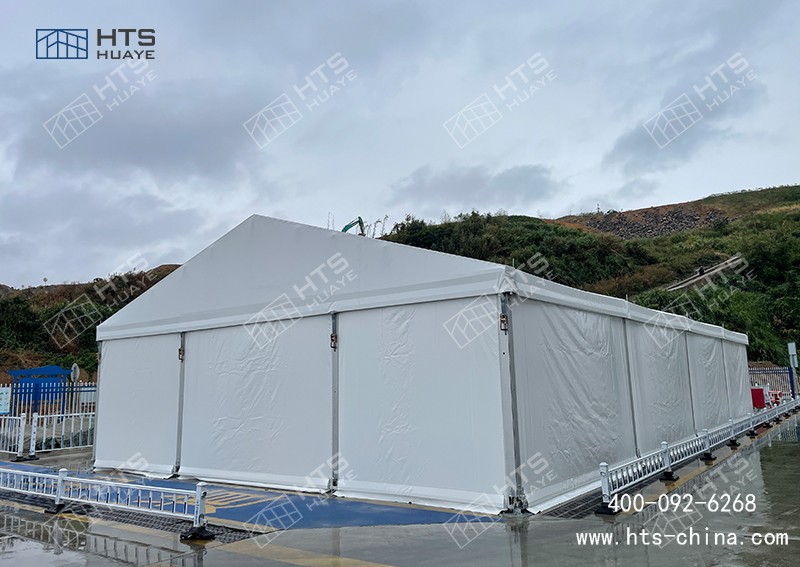 這座工業鋁合金篷房用作倉儲，因為沿海抗風11級